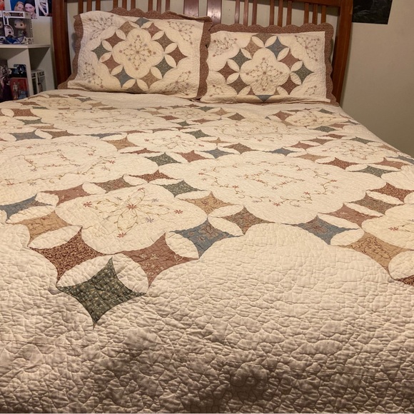 Home Classics Queen Size Quilted Coverlet and Matching Pillow Shams - Picture 3 of 13